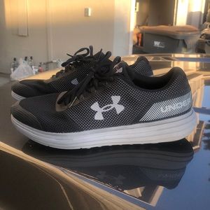 Under armor Men’s athletic shoes size 11 like new